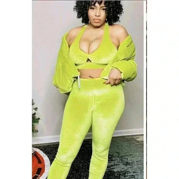 Fabletics Women’s Sports Bra Sz 2X Green Oasis Twist Front Velour GUC 😊 - Picture 1 of 8